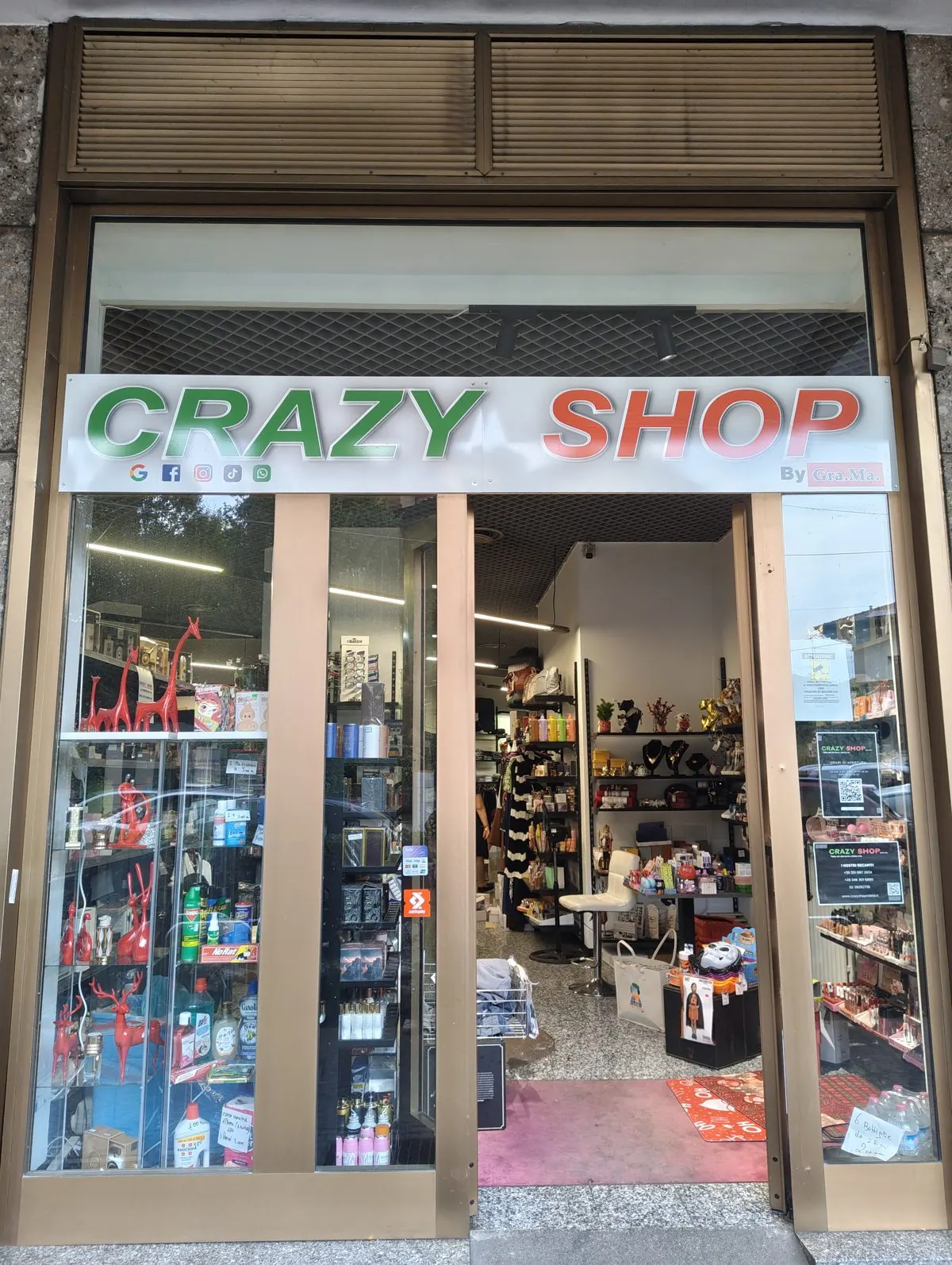 La vetrina di Crazy Shop in Via Giuseppe Garibaldi 97