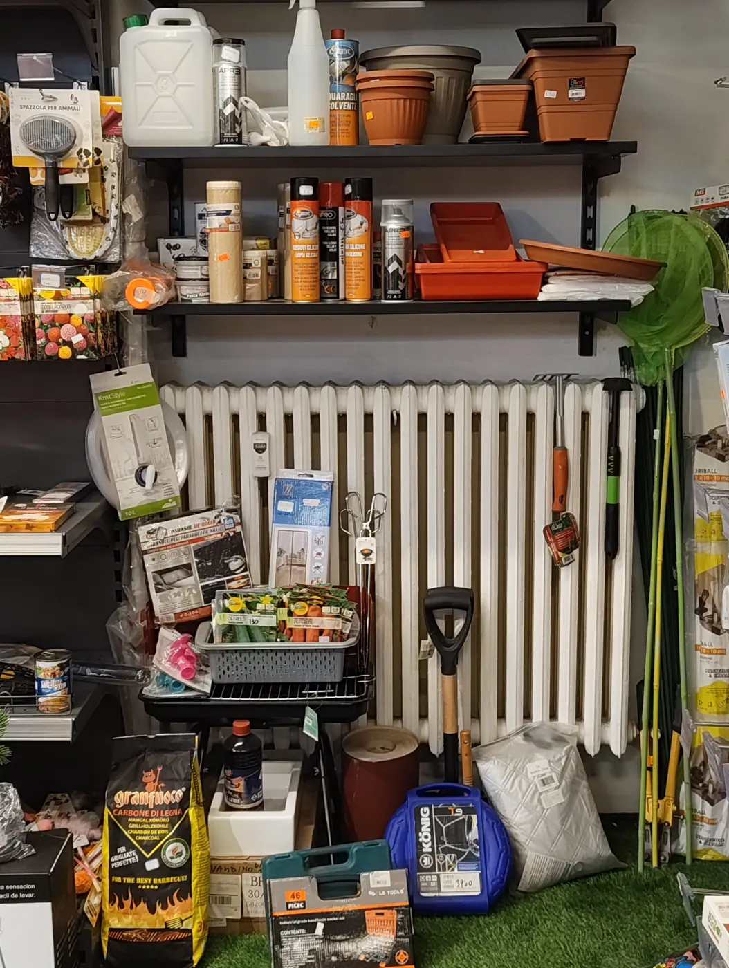Attrezzi da giardinaggio e vasi da Crazy Shop